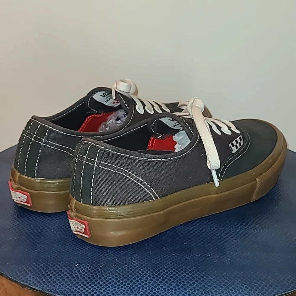 VANS Black Raven Gum Bottom Suede Women's Sneakers sz. 7. (#1559)